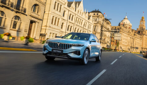 Премиальный электрический SUV Voyah Free в городской среде, вид спереди и сбоку